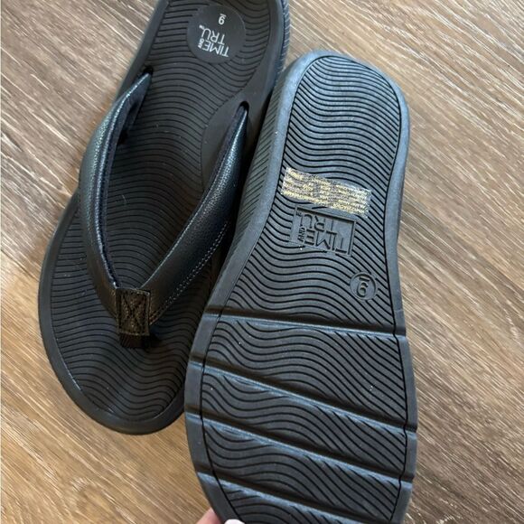 New Time & Tru MemoryFoam  Black Flip Flops Sz 9 - Picture 4 of 4
